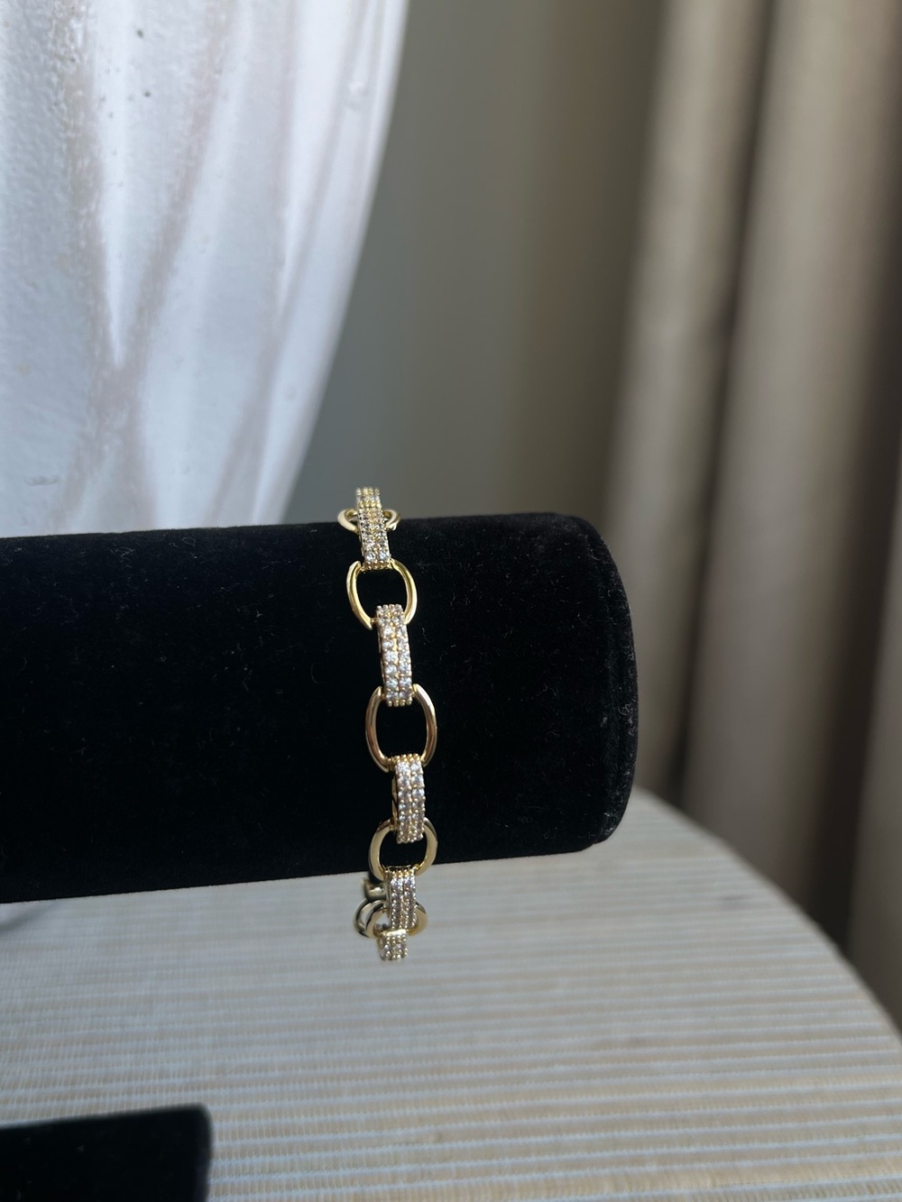 Gold oval bracelet with crystal/pavé Links